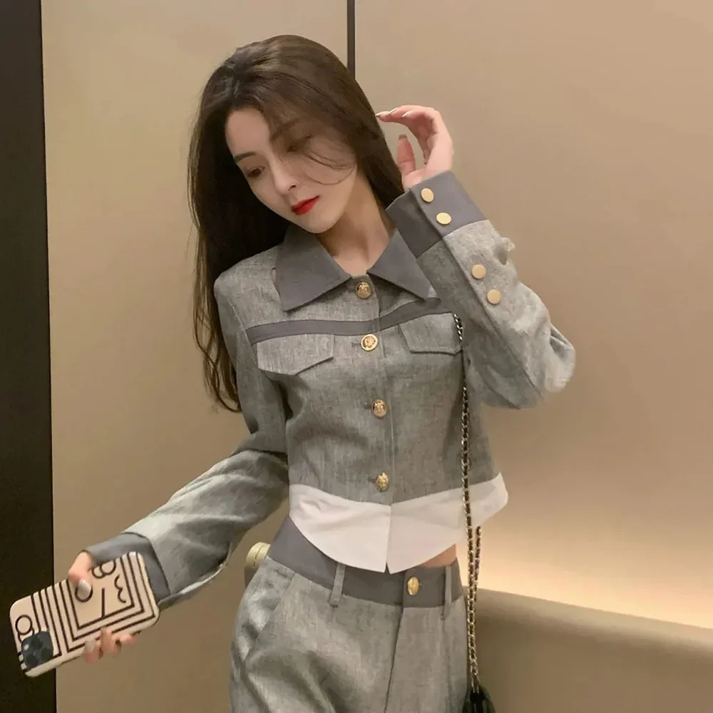 

Женский осенний костюм из двух предметов: однобортный пиджак с лацканами и свободные прямые брюки