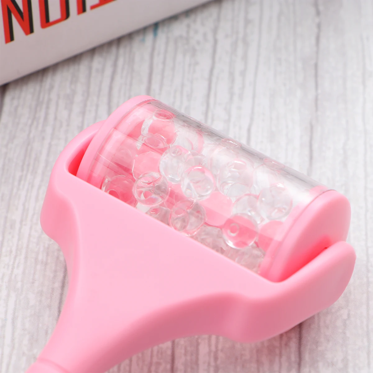 Masajeador Facial portátil, herramienta de elevación para el cuidado de la piel, rodillo Facial fino con mango rosa, cuentas transparentes, 1 ud.