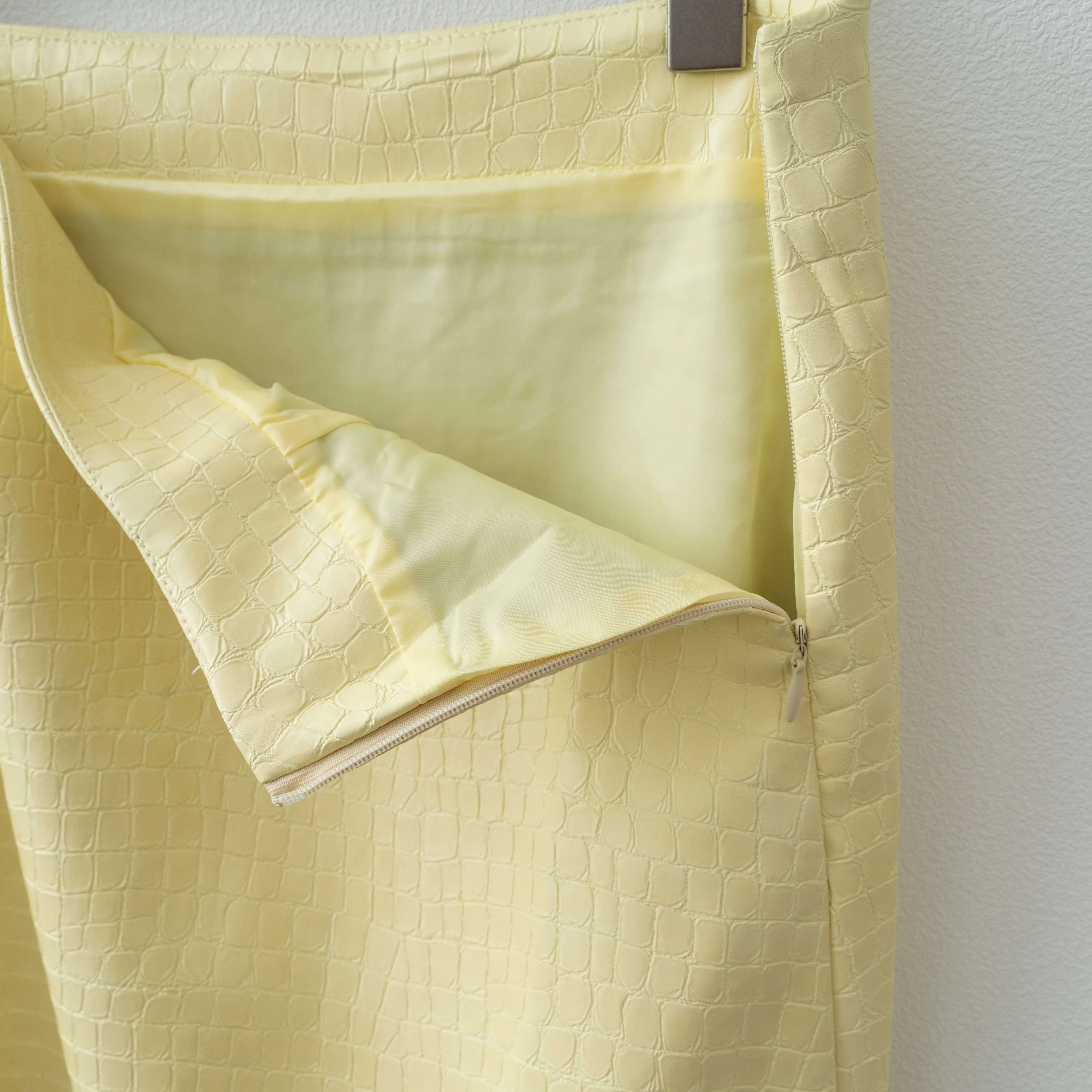 Рисунок 4 - Женская черная юбка из искусственной