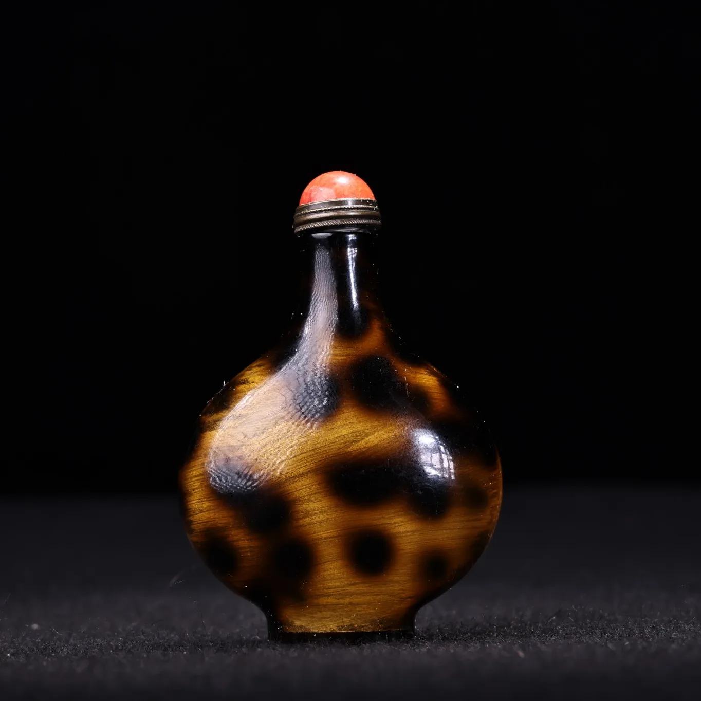 

4"Tibetan Temple Collection Old tortoiseshell hollow Out Sculpture Snuff bottle Amulet Leopard print incense pot Town House