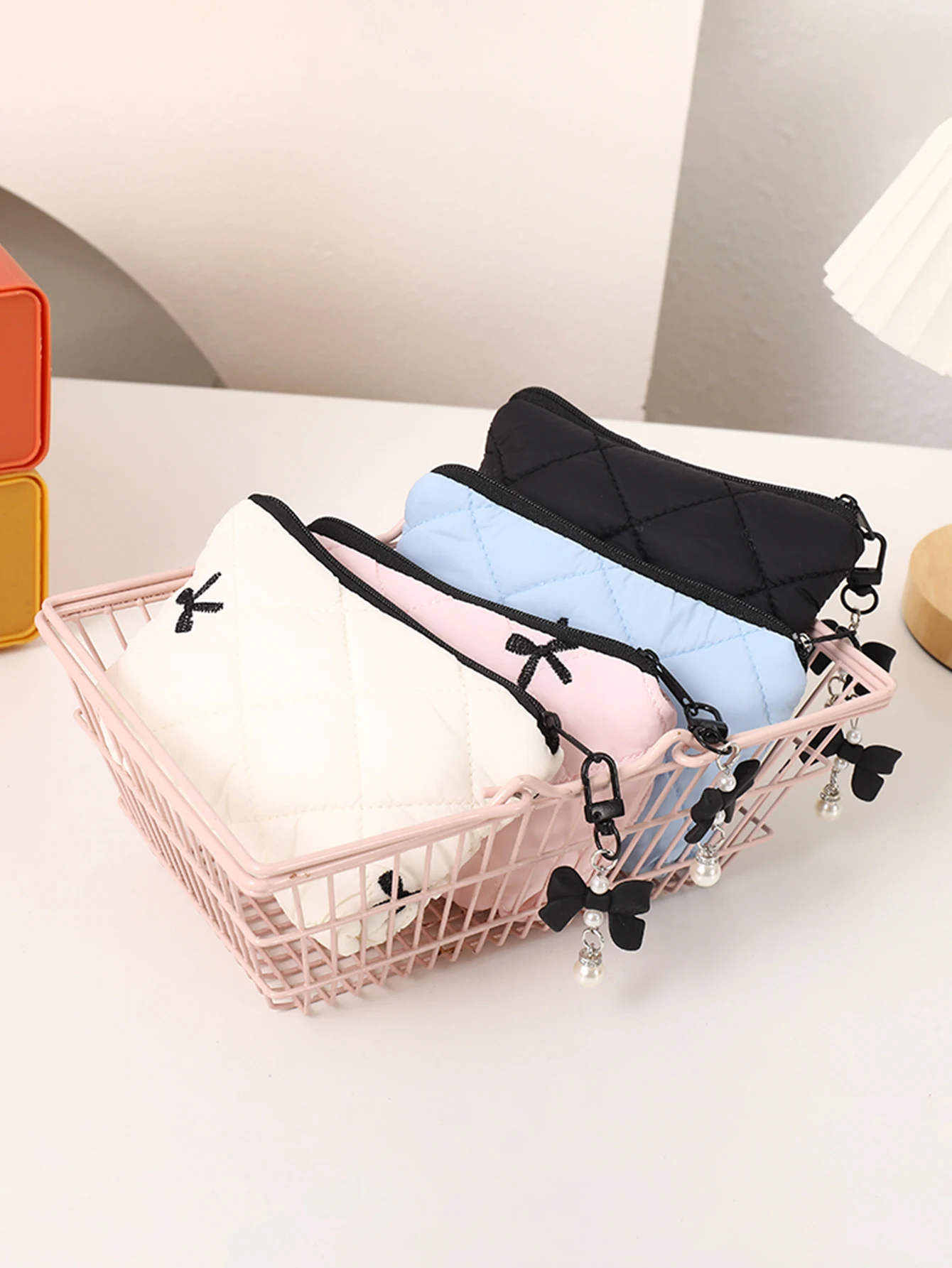 Gesteppte Schleifen-Make-up-Tasche, tragbare Reisetasche für Lippenstift, Kopfhörer und Kleinteile, exquisite Handtasche – Detail 10