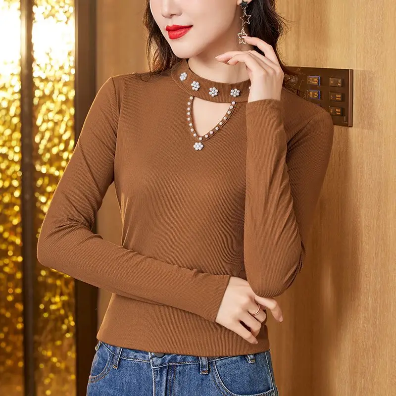 Jesienno-zimowa nowa kolekcja, unikatowa koszulka bazowa z koralikami, ażurowa, w drobne paski, z półgolfem i szczotkowanym materiałem.