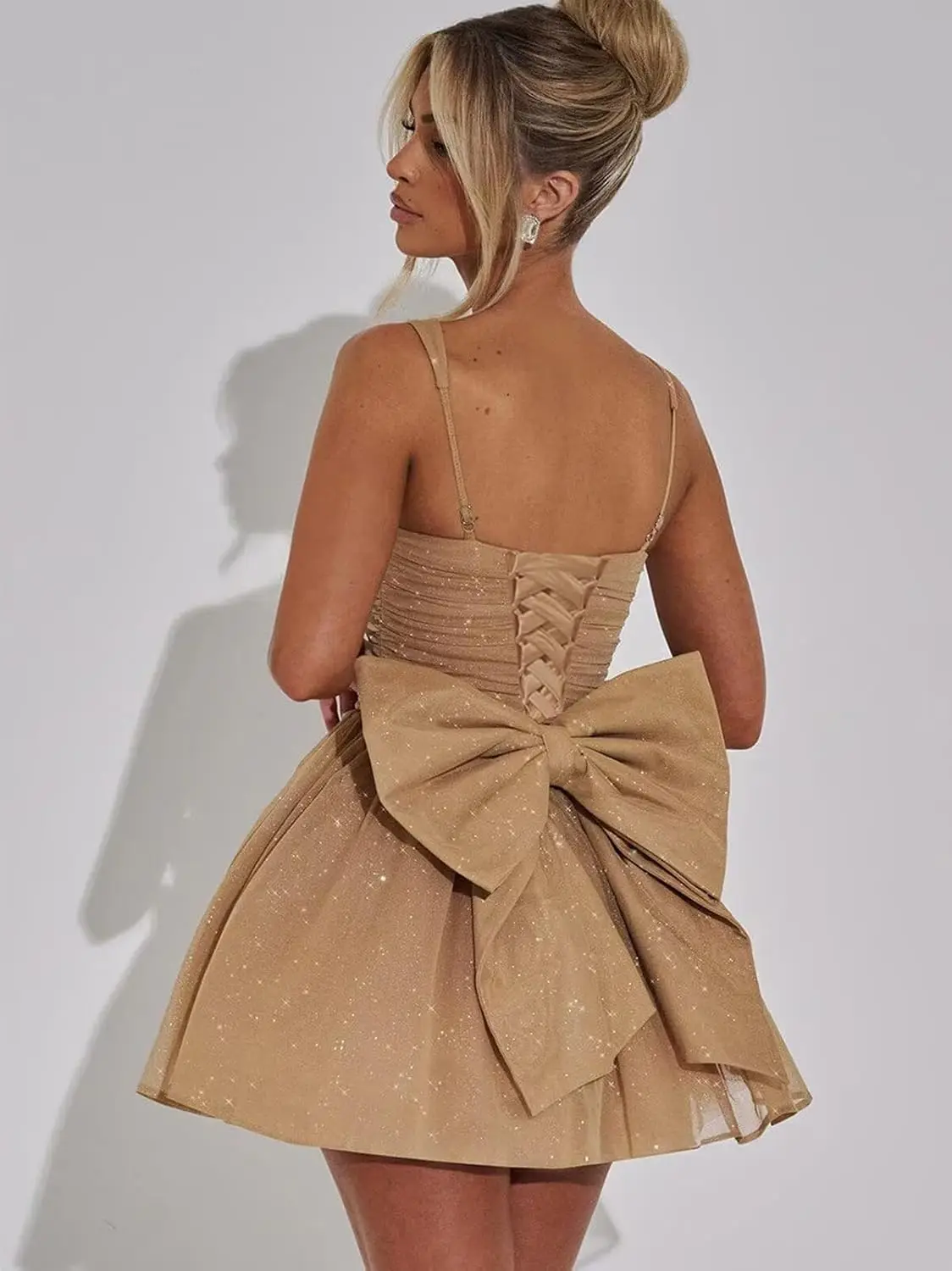 ชุดเดรสกลิตเตอร์ผ้าทูลล์สำหรับงานคืนสู่เหย้า พร้อมโบว์ สายเดี่ยวทรงเอ กระโปรงสั้นทรงคอร์เซ็ท สายสปาเก็ตตี้ ชุดมินิค็อกเทล ชุดราตรีสั้นสำหรับงานพรอม