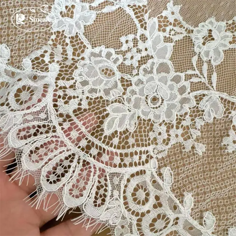 300CM X 150CM. Französischer Spitzenstoff mit großer Blumenbordüre. Stoff für Couture-Brautkleider. Handstickerei – Detail 3