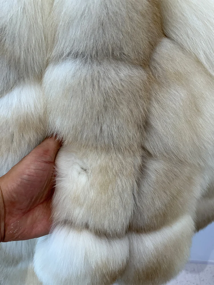 معطف شتوي لعام 2025 من فرو الثعلب الحقيقي للنساء ملابس بيضاء جديدة من الجلد والفراء معاطف طبيعية وسترات عصرية