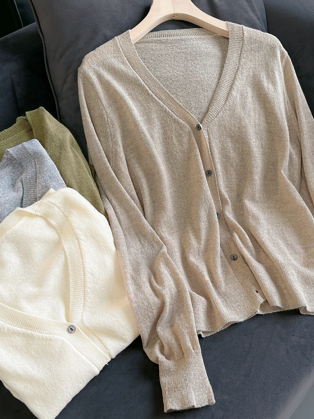 

Женский кардиган с V-образным вырезом, однотонный, на пуговицах, 40% шерсть, весна-осень, стандартный крой, длинный рукав, тонкий