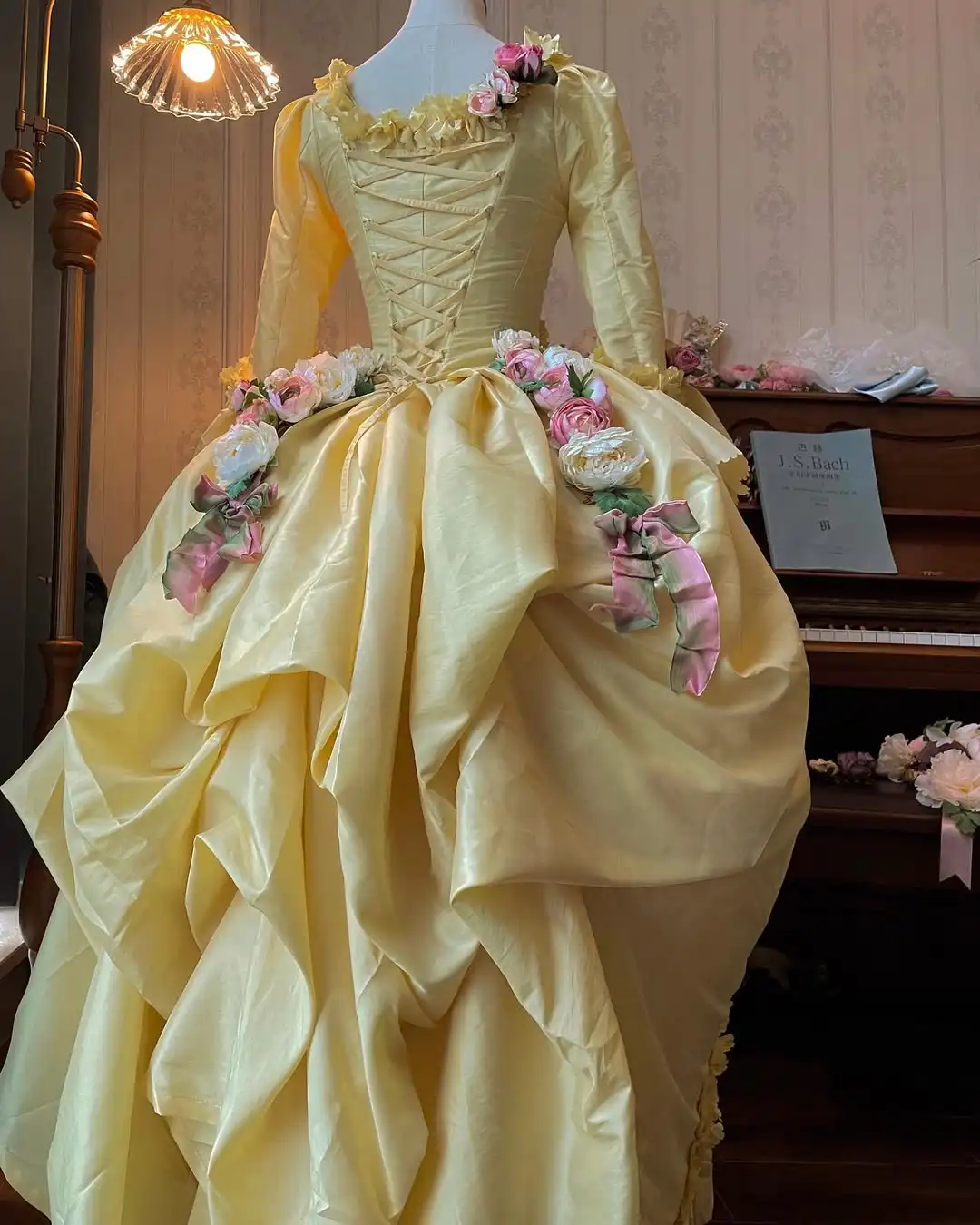 Rokoko-Blumenkleid aus dem 18. Jahrhundert, französische Königin, Marie Antoinette, Hochzeitskostüm, viktorianische Hofprinzessin, wunderschönes Ballkleid