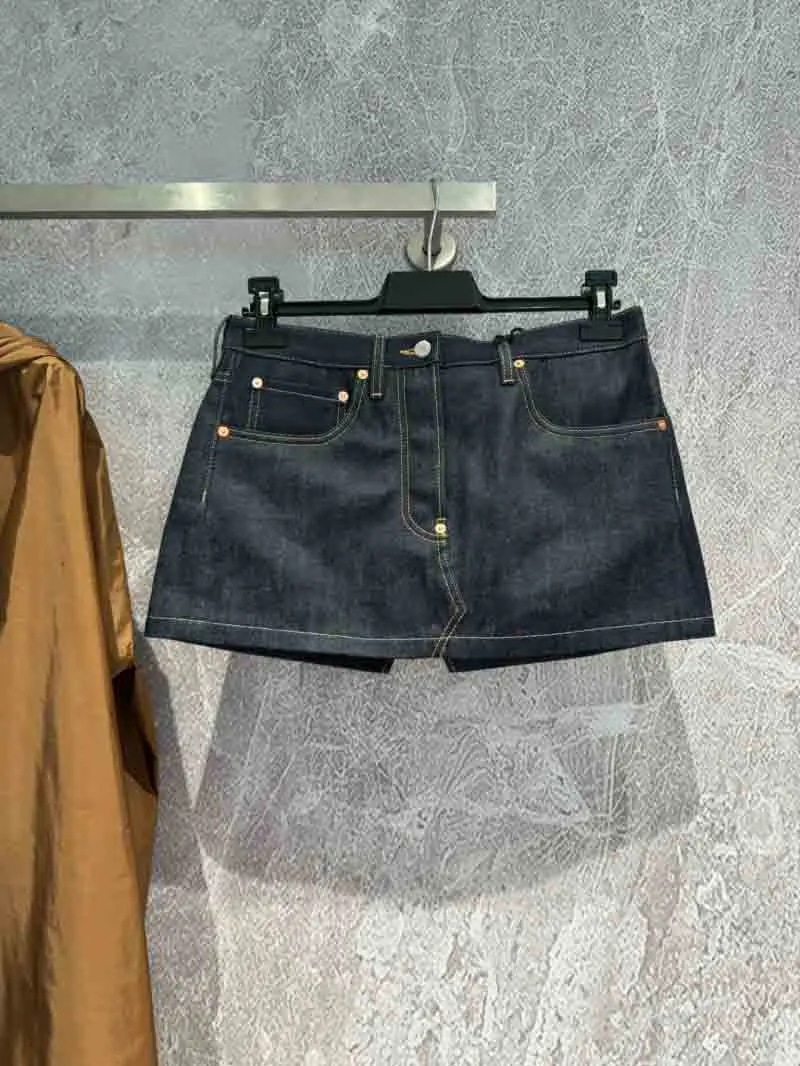 Street style women's denim skirt, fashionable and stylish, with a split hem and a low waist, hip hugging short skirt