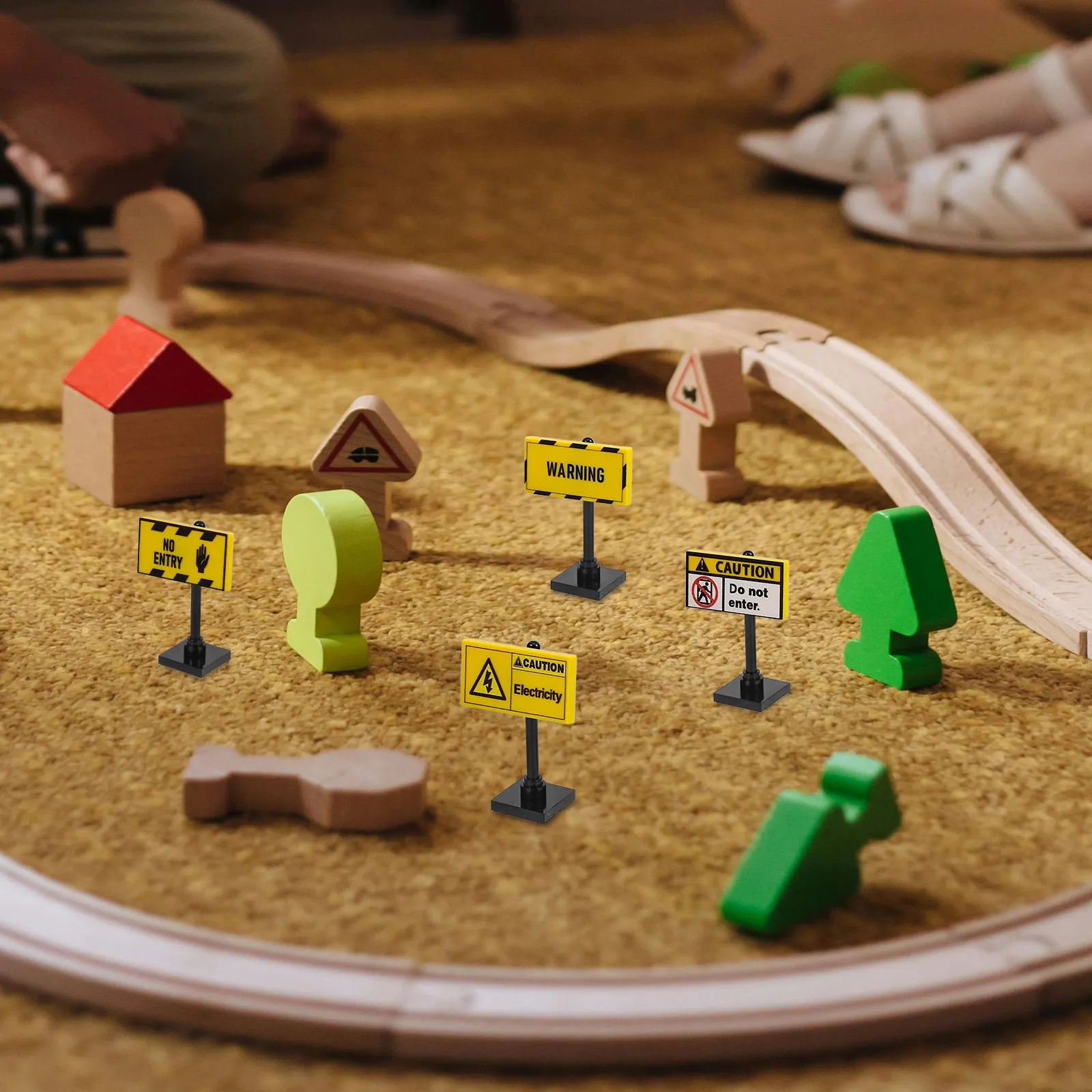 

Набор из 6 миниатюрных дорожных знаков: развивающий конструктор для детей, интерактивный игровой набор для изучения дорожной безопасности