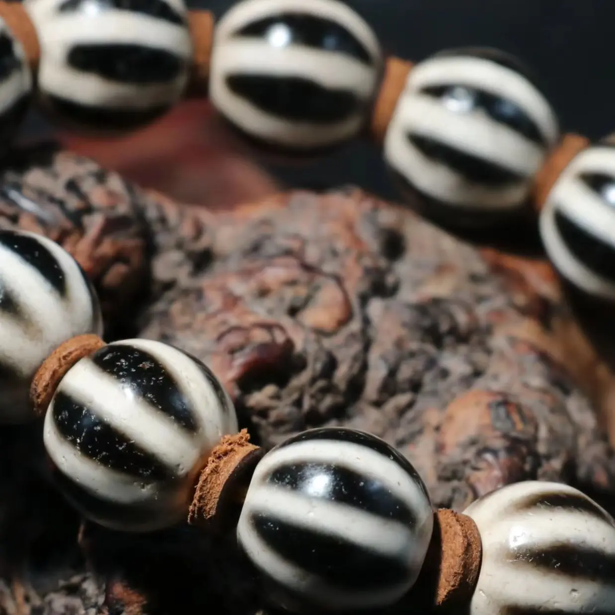 

CONGXINZAICHUFA # # 1005009979567043 Куньнаньцциангбутовый чип shuoganjiu Тибетский старый агат Тыквенная прожилка Круглая бусина 16 мм дзи