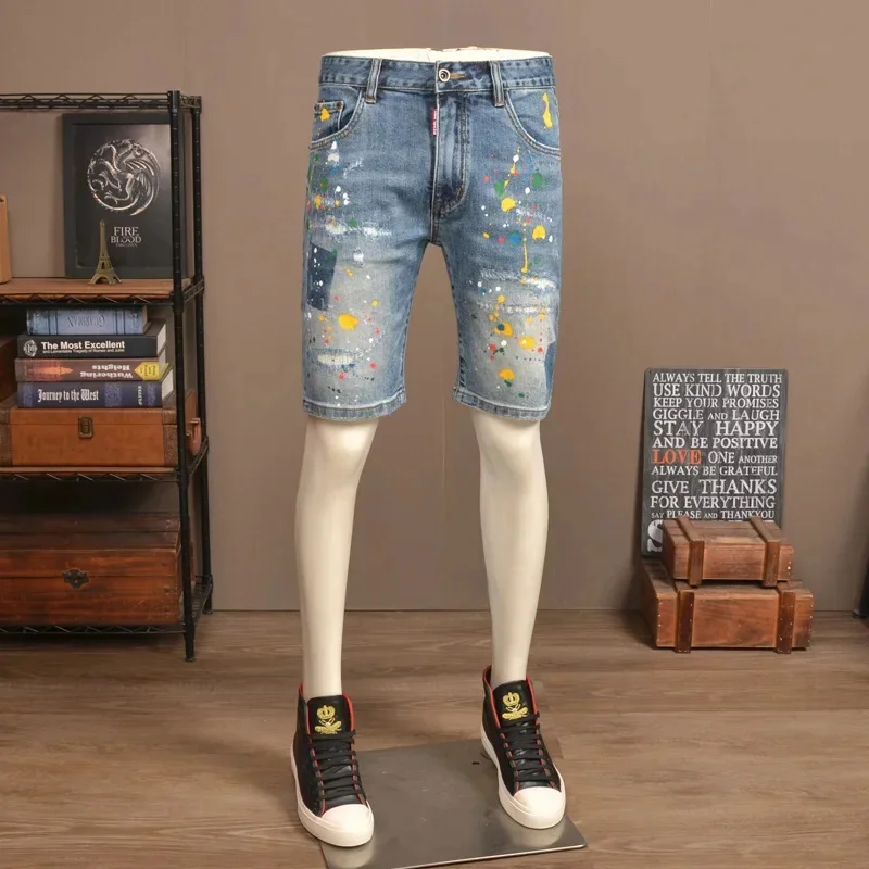Pantaloncini di jeans strappati stampati dipinti ad spruzzo di fascia alta per uomo in estate, pantaloni corti casual slim fit elasticizzati sottili