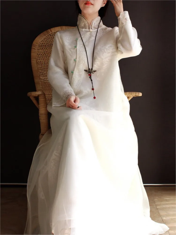 

A loose cheongsam with embroidery in white Chinese style modified slanted lapel stand-up collar buttoned-up buttons