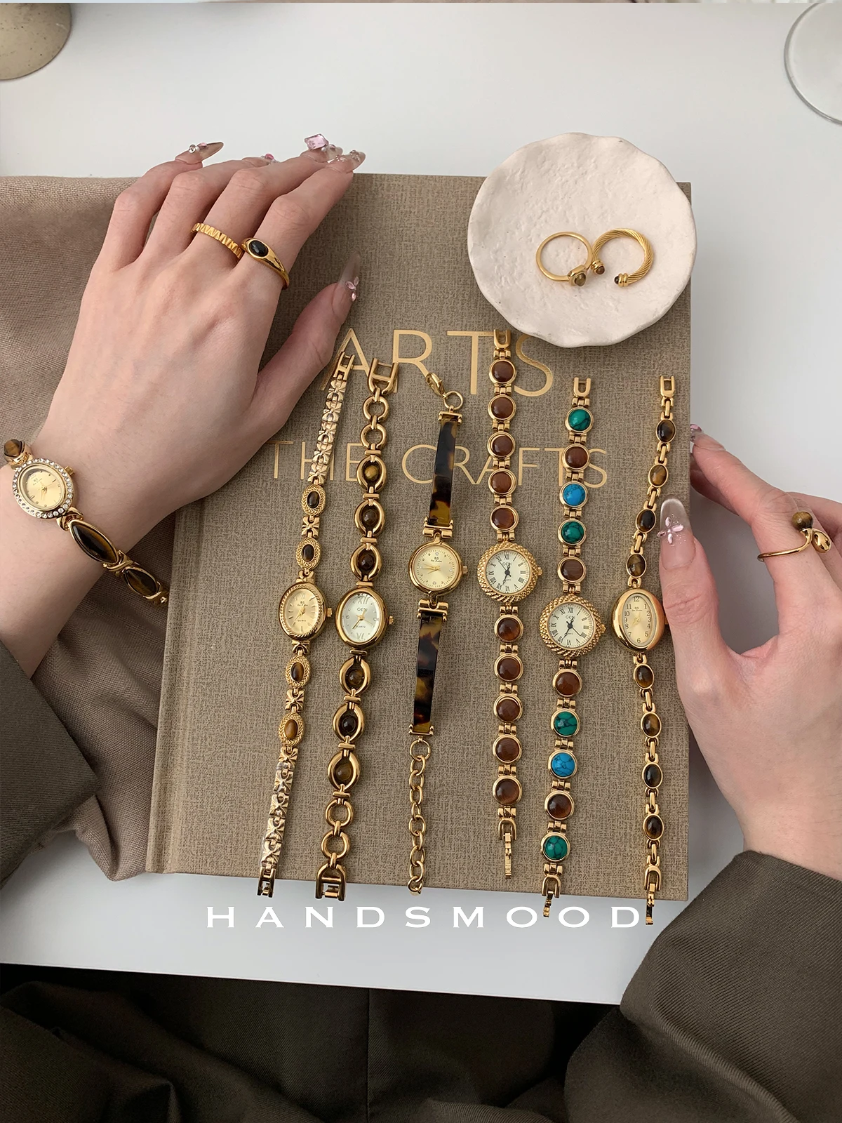 ساعات نسائية أنيقة تصميم ريترو ساعات نسائية عصرية ومتطورة متعددة الاستخدامات مناسبة للنساء، مجموعة نسائية. #1