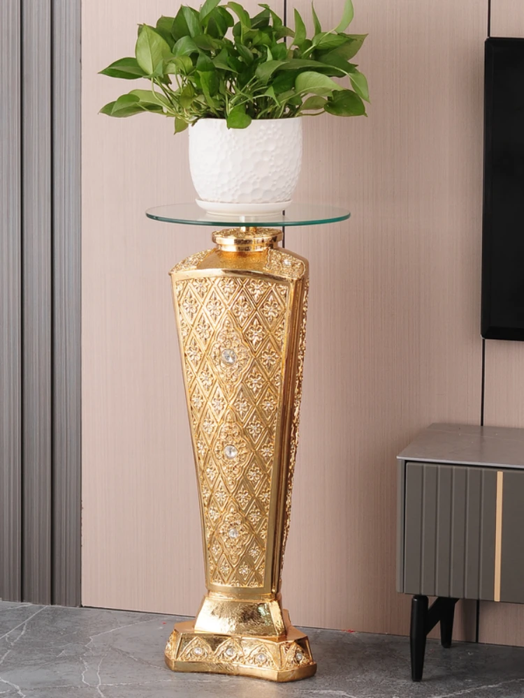 Flower stands fall to the ground, peacock flowers are placed next to the TV cabinet in the living room, and American potted rack