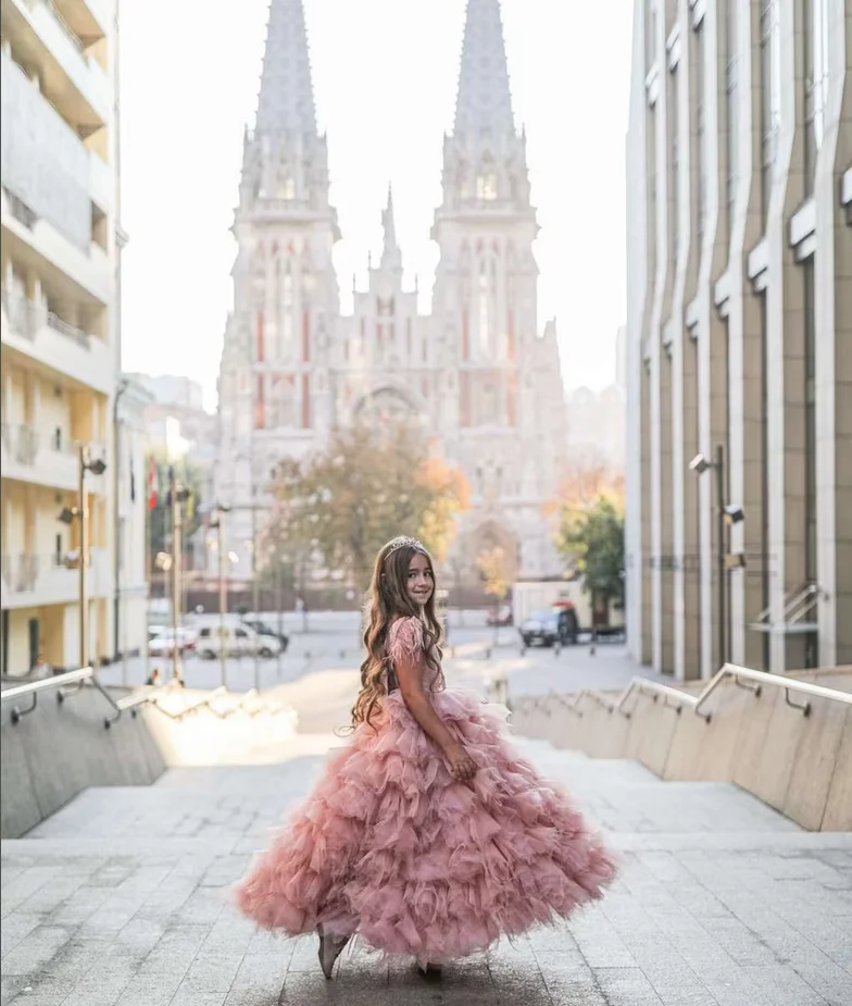 Abiti da ragazza di fiore per bambini con paillettes rosa splendidi personalizzati Abito da principessa per compleanno con piume lunghe in tulle per bambini per B