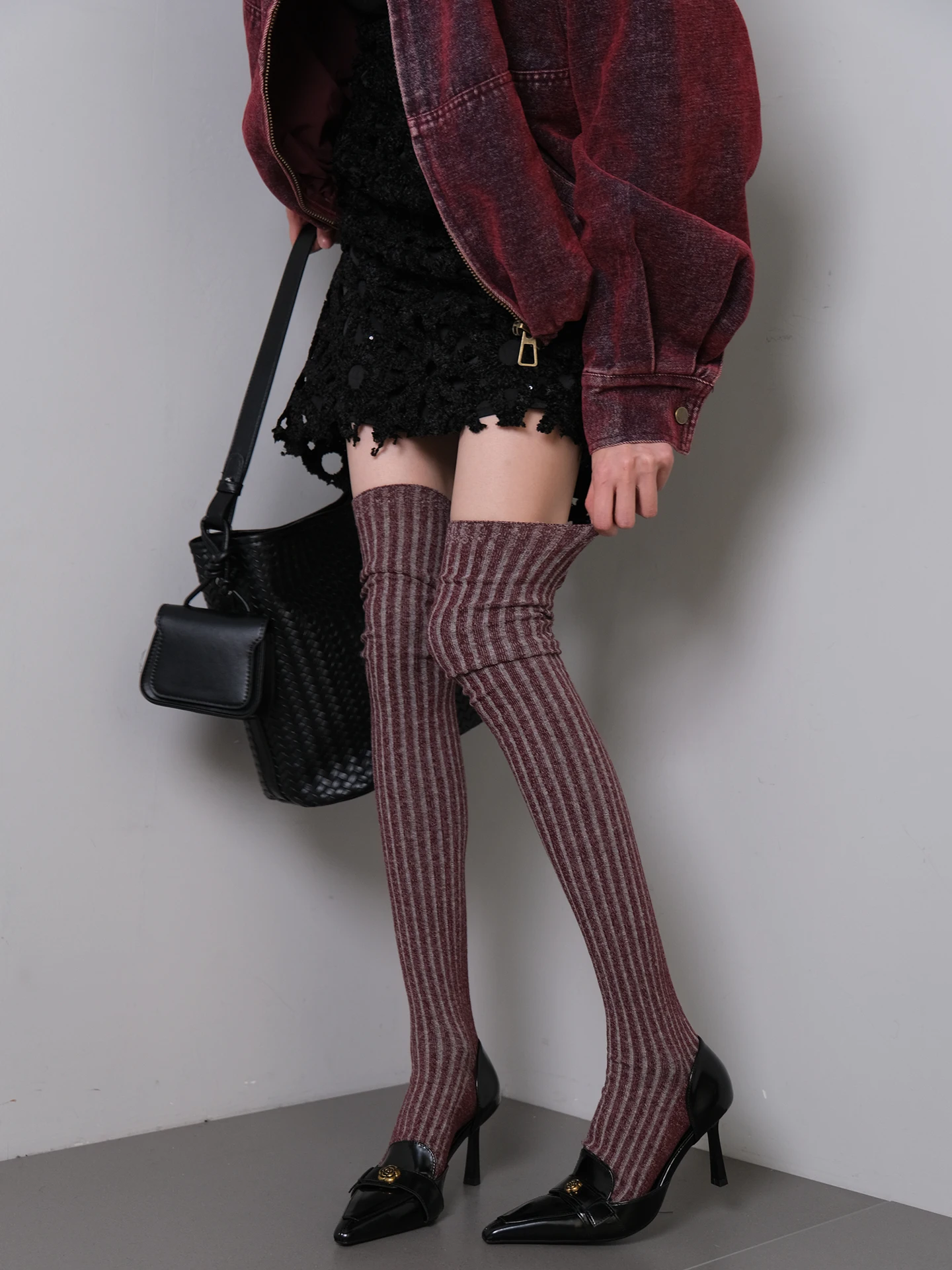 chaussettes-hautes-essentielles-pour-le-pique-nique-du-mercredi-le-debut-du-printemps-et-les-trajets-quotidiens-a-rayures-verticales-taille-haute-couleur-unie-au-dessus-du-genou