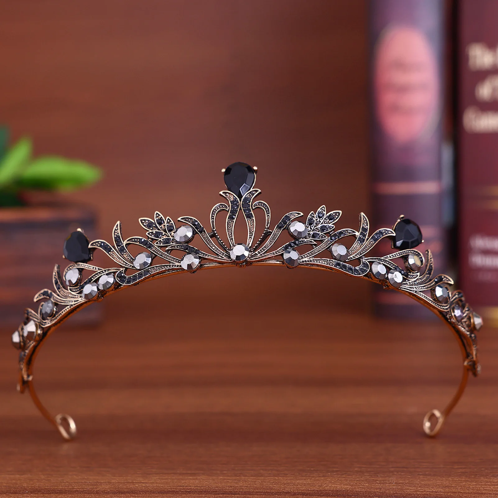 

Simple Halloween Tiaras and Crowns for Women Girls Party Shiny Rhinestone Headbands Bride Wedding Hair Jewelry Princess Diadem