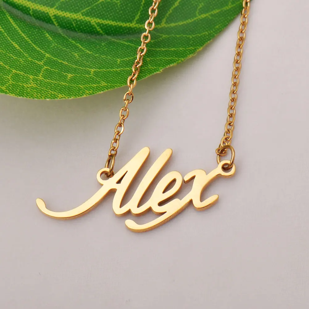 قلادة Alex النسائية المصنوعة من الفولاذ المقاوم للصدأ المطلية بالذهب وقلادة منقوشة هدية لعيد الميلاد