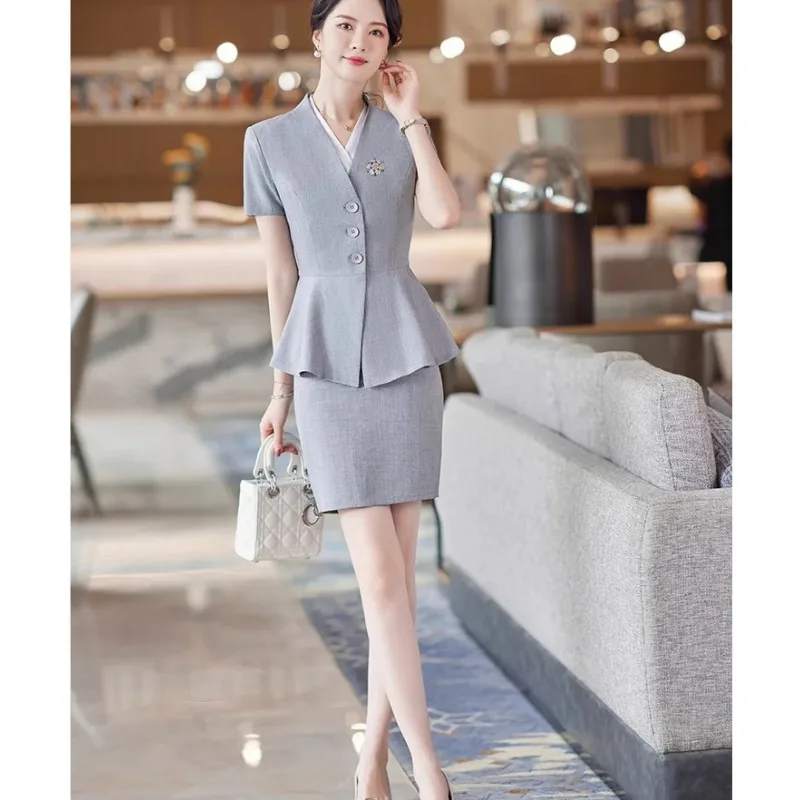 completo-da-donna-elegante-per-il-lavoro-uniforme-estiva-per-gioiellerie-e-reception-di-hotel