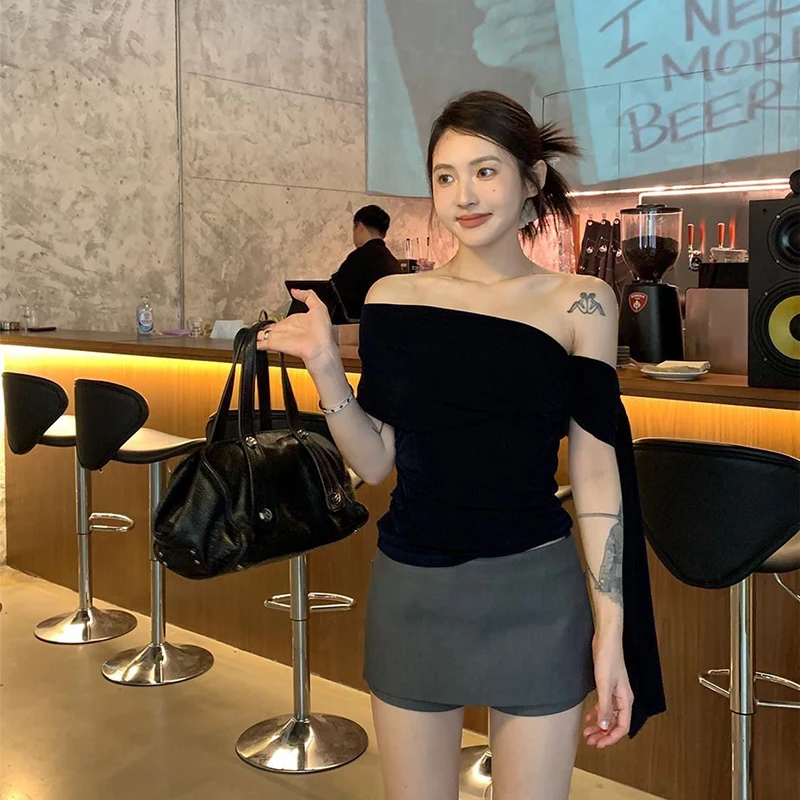 T-shirt francese sexy con spalle scoperte da donna chic blu navy asimmetrico top estivo slim fit manica corta classico pullover corto dolce