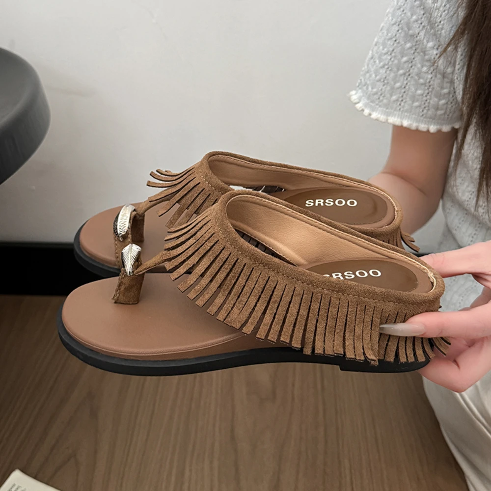 Chanclas de Dedo para Mujer con Flecos y Adorno Metálico, 3 Colores (Beige, Negro, Marrón). Ideales para el Verano, la Playa y Paseos, Cómodas y Elegantes, Perfectas con Vestidos, Pantalones y Faldas, Estilo Boho y Cas