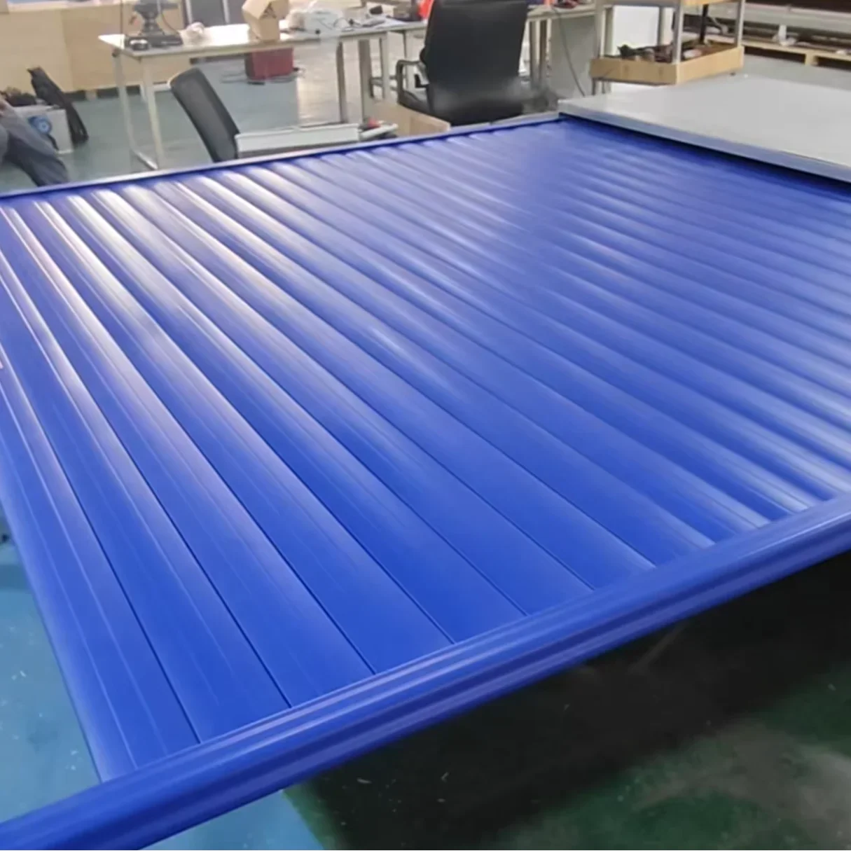 Custom Blue Automatic Aluminum Swimming Pool Cover with Heat Retention & 24V Safety Voltagepromote sales