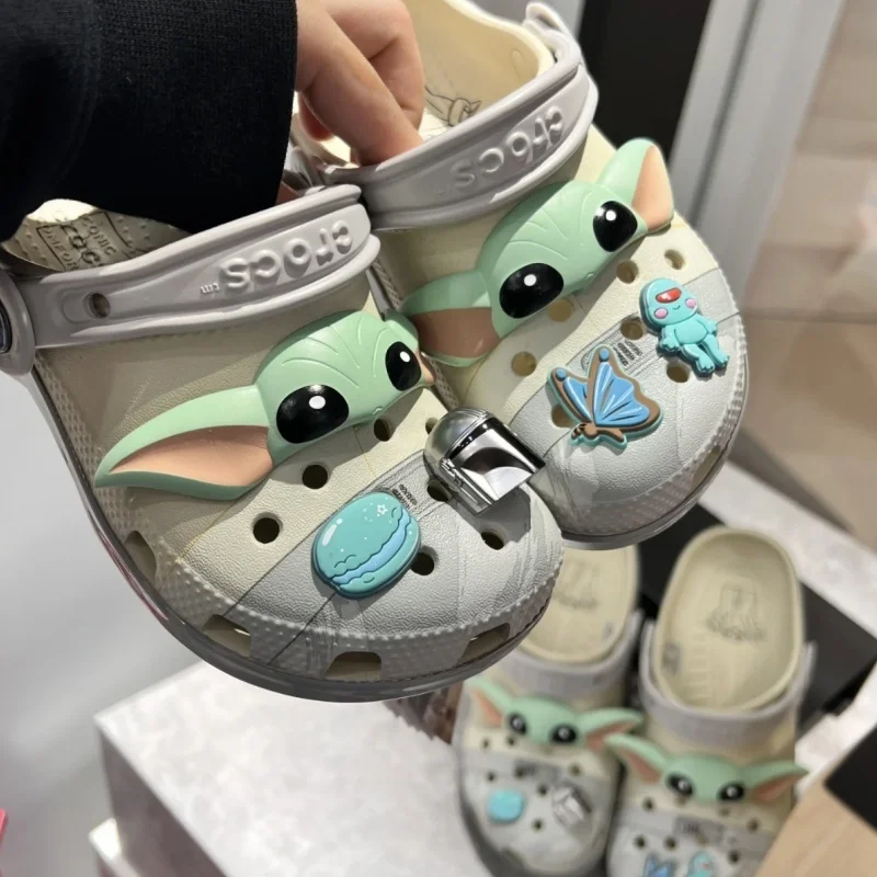 Kawaii Yoda детские сандалии с отверстиями, тапочки унисекс, летняя домашняя пляжная обувь, легкий материал Eva, тематические подарки в стиле аниме для детей и взрослых Kawaii Yoda детские сандалии с отверстиями, тапочки унисекс, летняя домашняя пляжная обувь, легкий материал Eva, тематические подарки в стиле аниме для детей и взрослых
