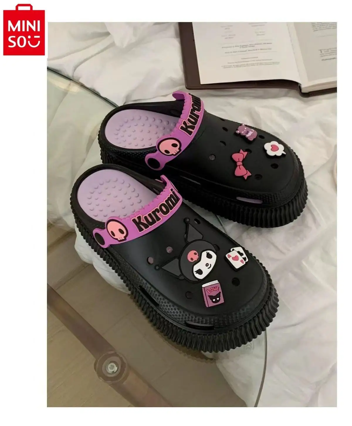 MINISO 2024 baru pakaian luar musim panas sol tebal antiselip sandal pantai dan sandal wanita kartun Coolomi lucu lubang sepatu