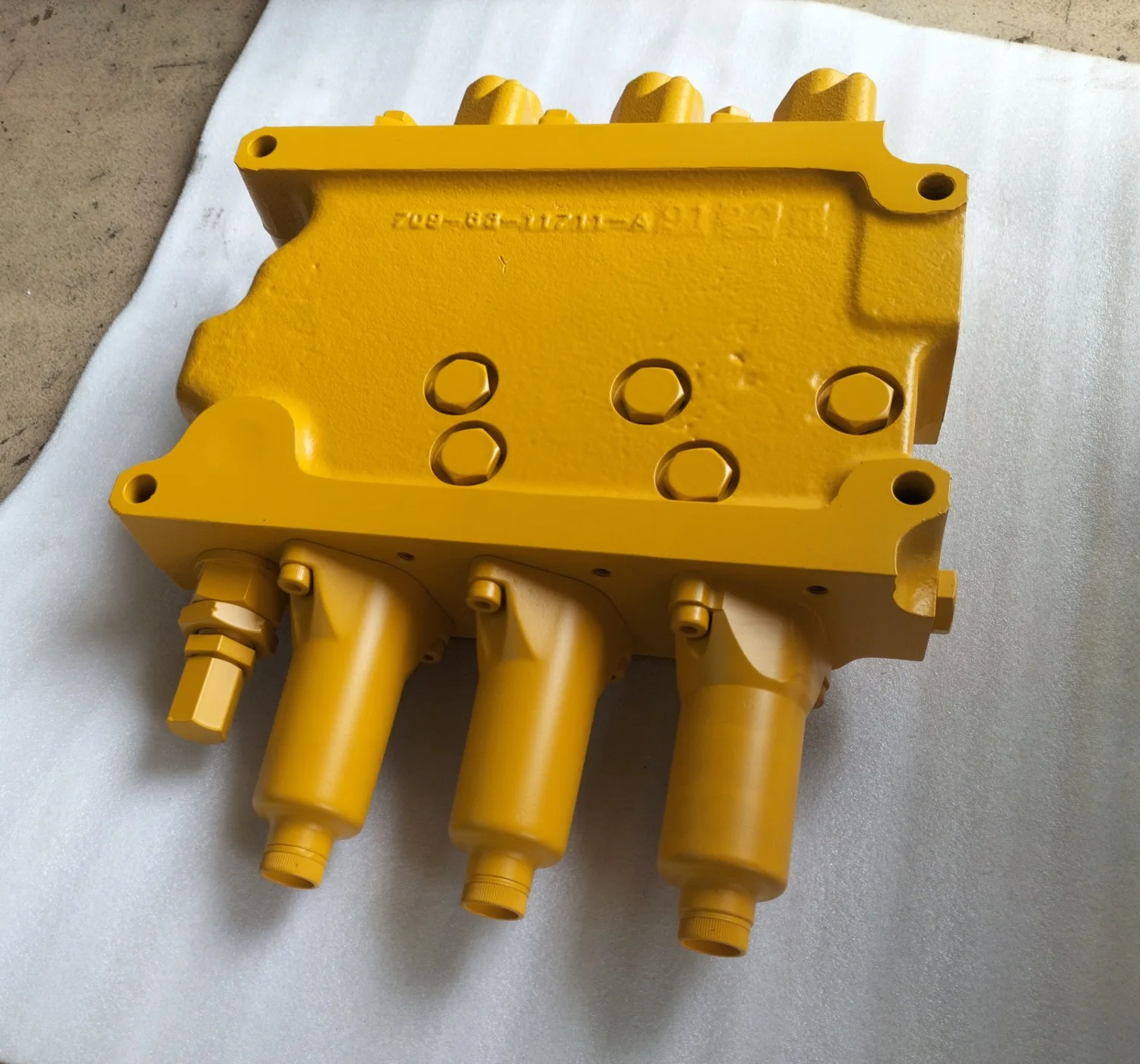 D375A-5D D375A-3 Bulldozer Hydraulic Main Control Valve Assembly 709-61-11701 709-62-12101 Construction Machinery Parts