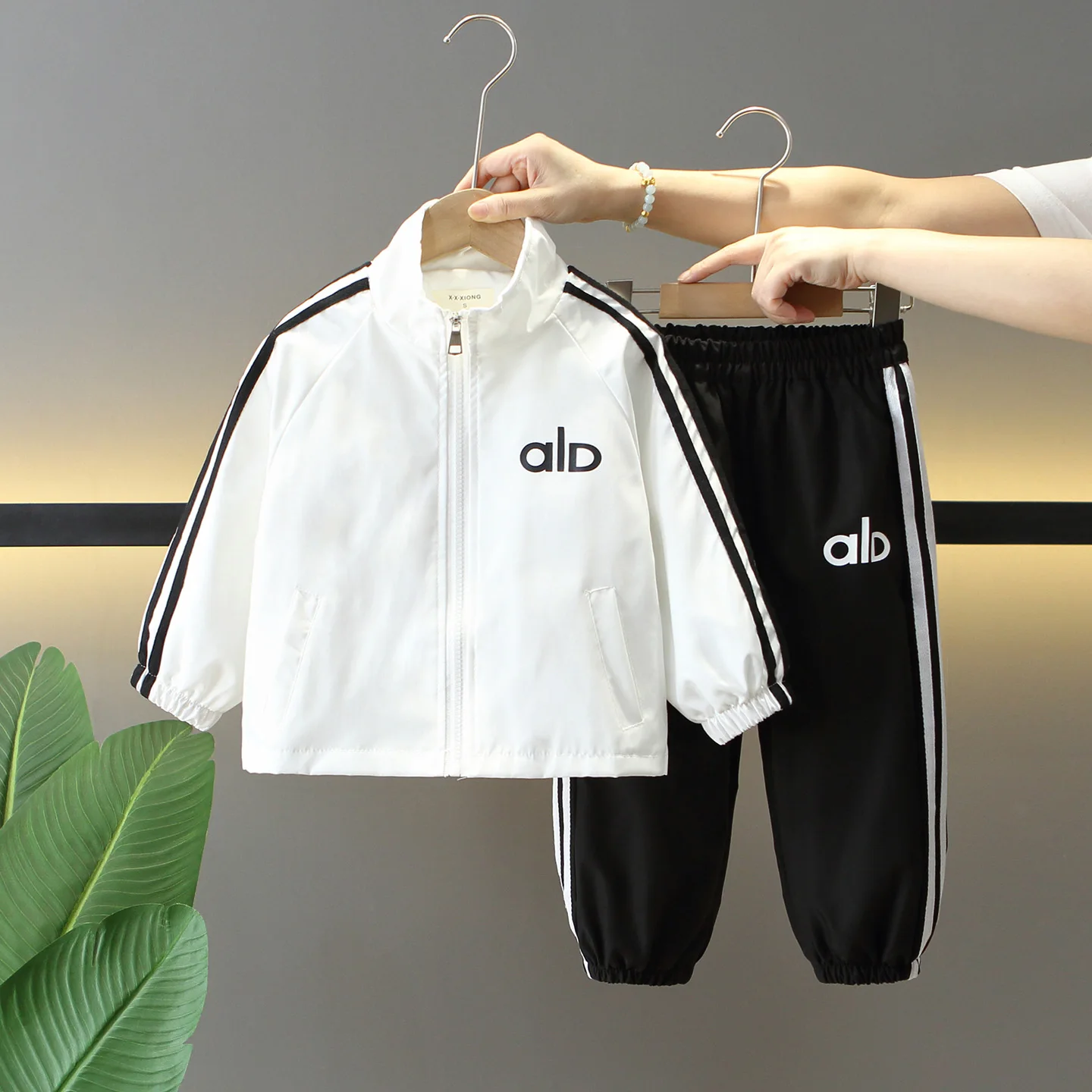 

Спортивный комплект из двух предметов для мальчиков, весенне-осенний, новый модный детский наряд, куртка с длинными рукавами и брюки, хлопок, регенерированное волокно