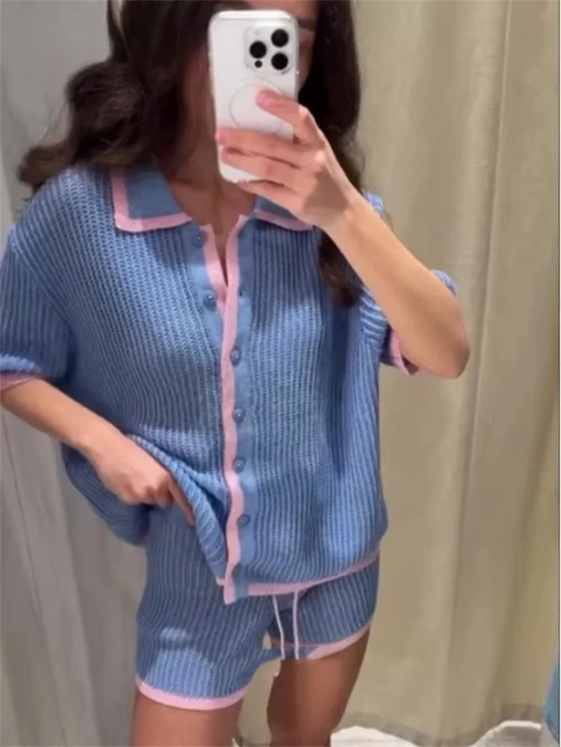 

Вязаный контрастный кардиган, шорты, женский комплект из двух предметов, лето 2025 г., топ с лацканами и пуговицами, топ с короткими рукавами, брюки на шнурке, отпуск, женский выход