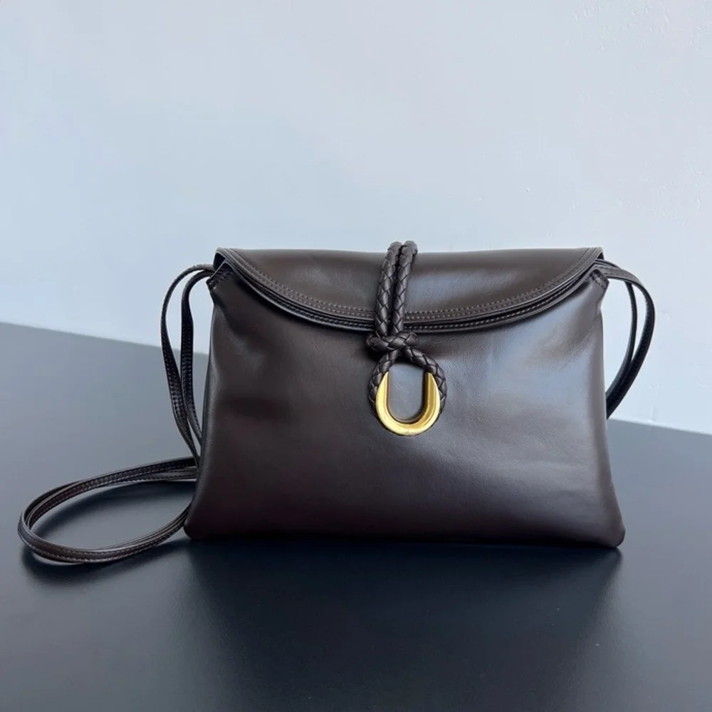 กระเป๋าสะพายข้างแบบใหม่พร้อมฝาปิดสองชั้นและหัวเข็มขัดโลหะ กระเป๋าถือทรงซองจดหมาย