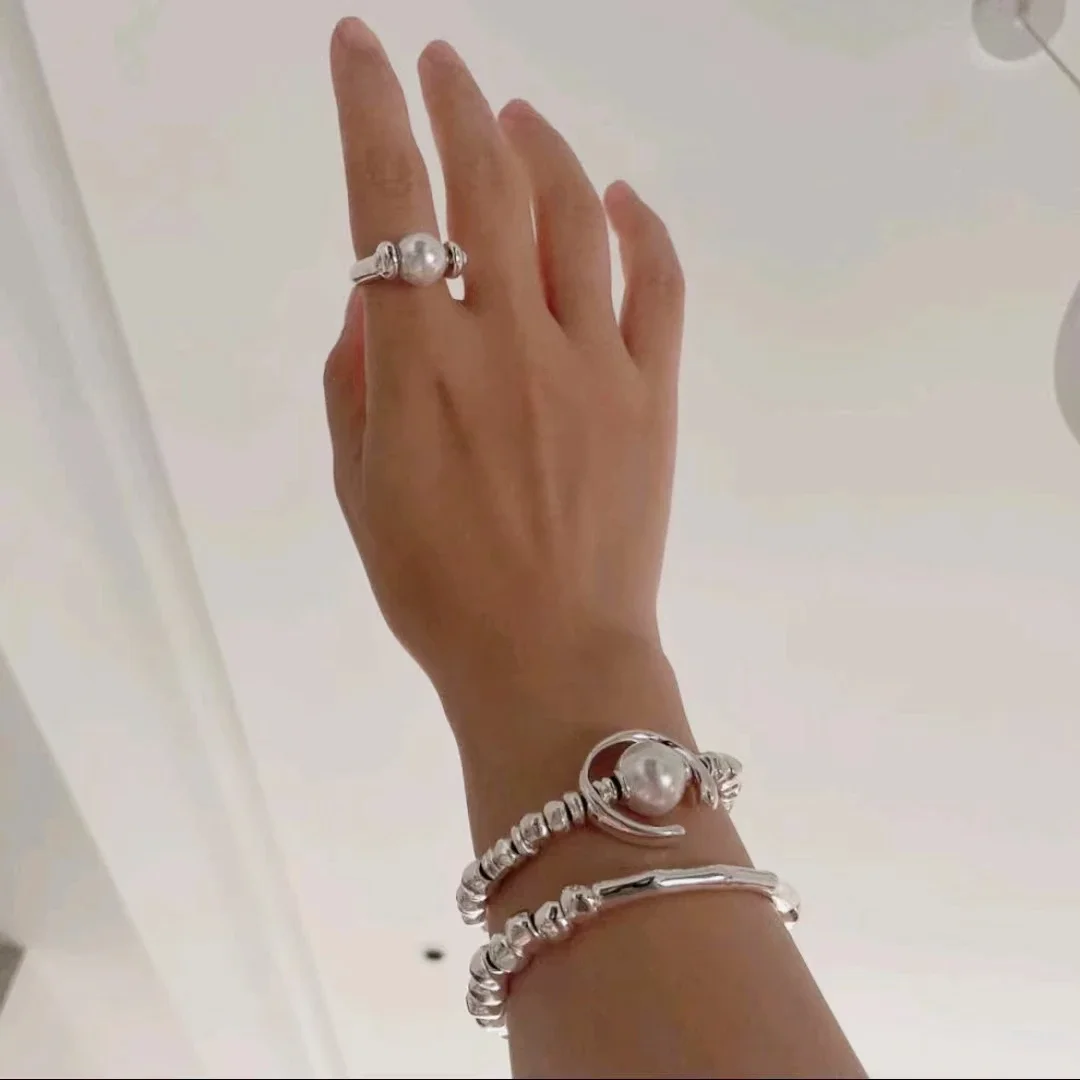 سوار UNOde50 Luxe - تفاصيل فضية وذهبية عيار 18 قيراط، أزياء راقية بسعر مناسب للجيب
