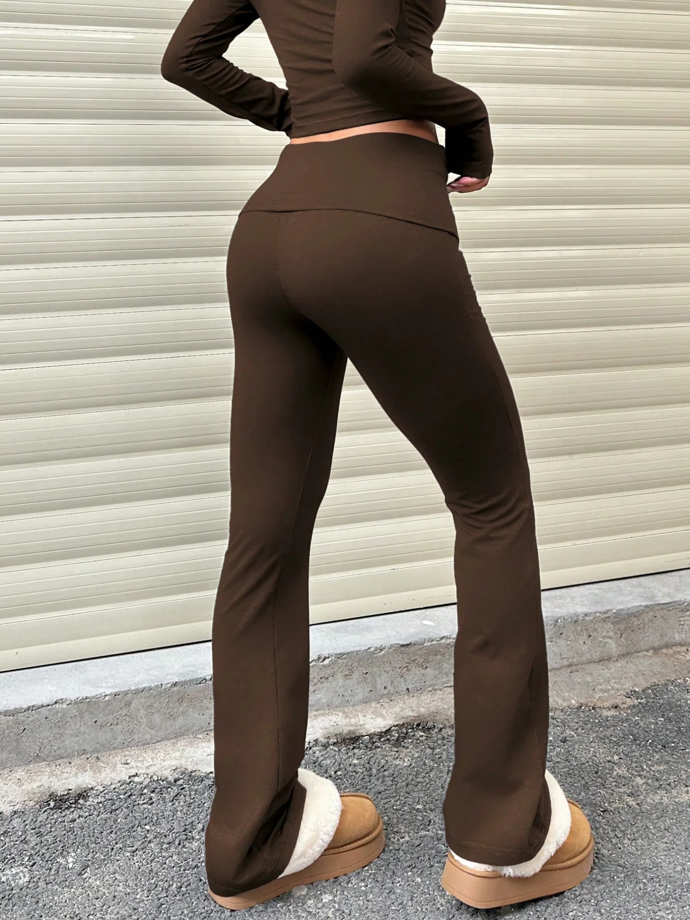A Brown Women's Leggings With Slightly Flared Hems And High Waist Elasticity, Suitable For Casual Wear And Yoga