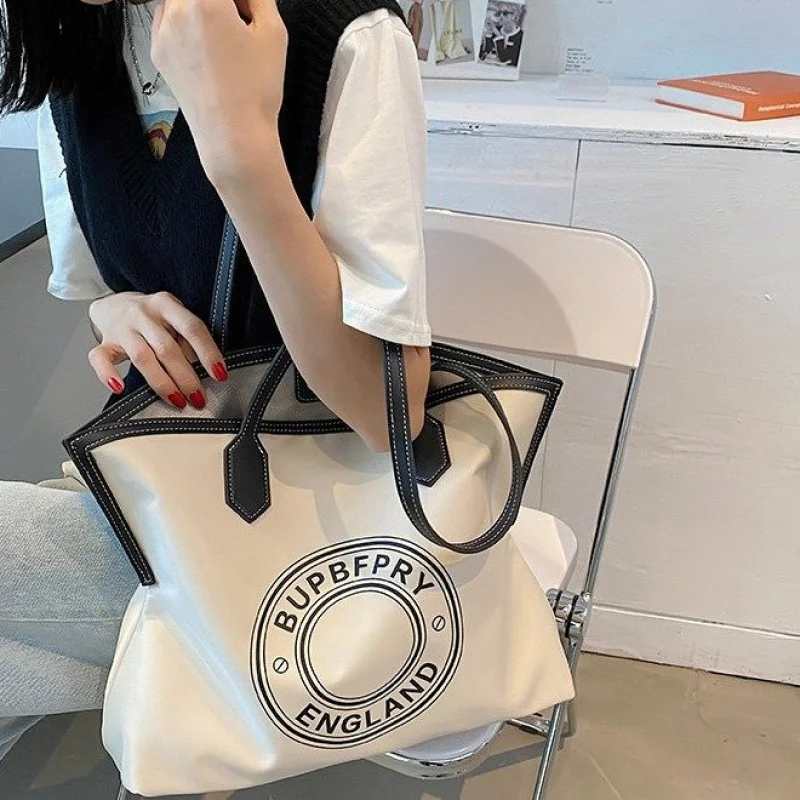 

Elegant Leather Messenger Bag For Women - Crossbody Bag From Luxury Brand By Famous Designer Classic