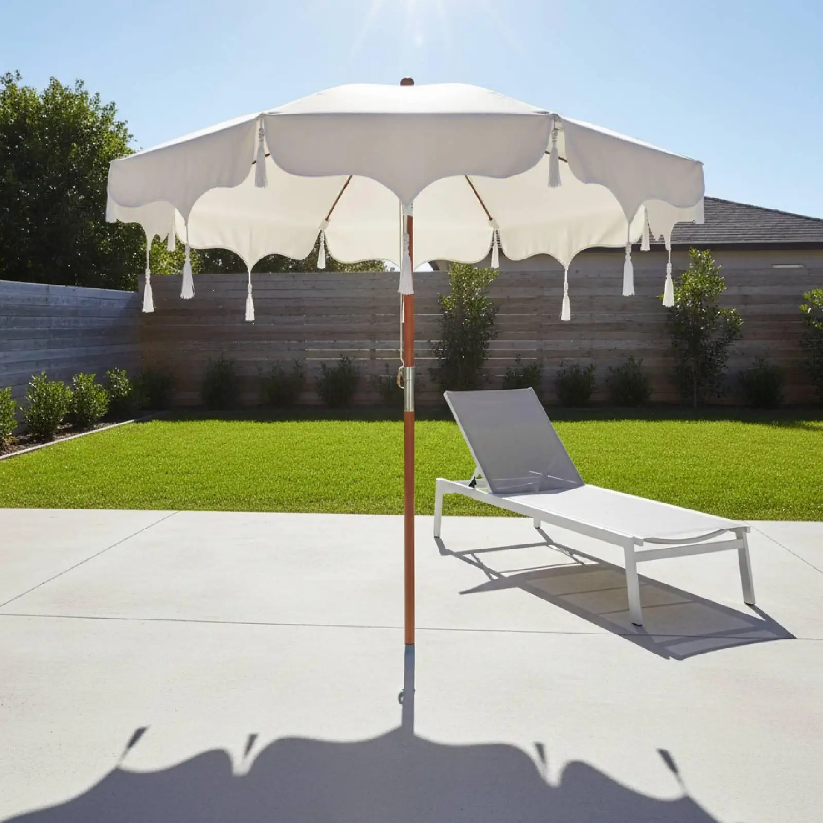 sombrilla-de-patio-con-borlas-decorativas-y-estructura-de-aleacion-resistente-proteccion-solar-para-jardin-terraza-patio-trasero-piscina-exteriores