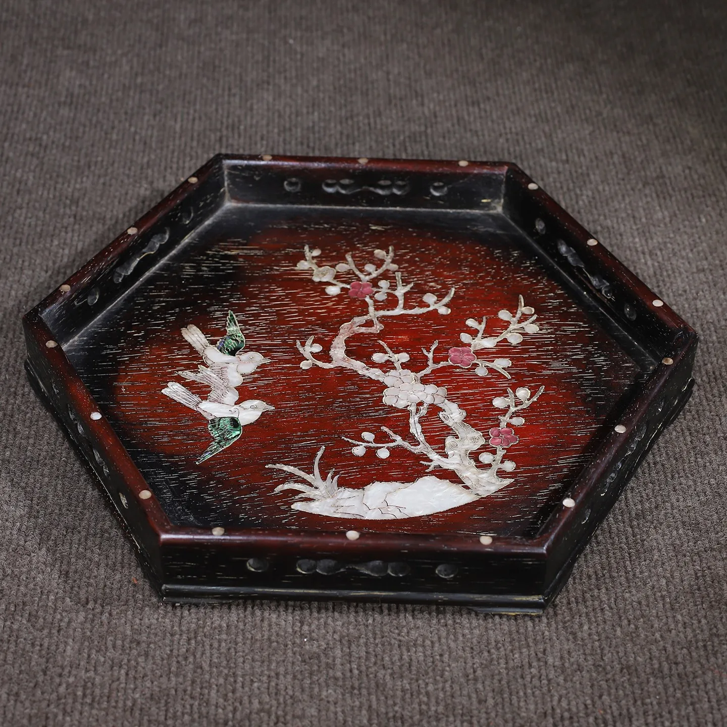 

Purple Sandalwood Tea Tray With Inlaid Shells And Hexagonal Hollow Edges