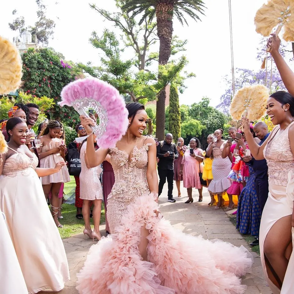 Beautiful Pink Beaded Split Mermaid Evening Dresses Ruffles Trimmed Long Wedding Gowns Luxury Evening Gowns