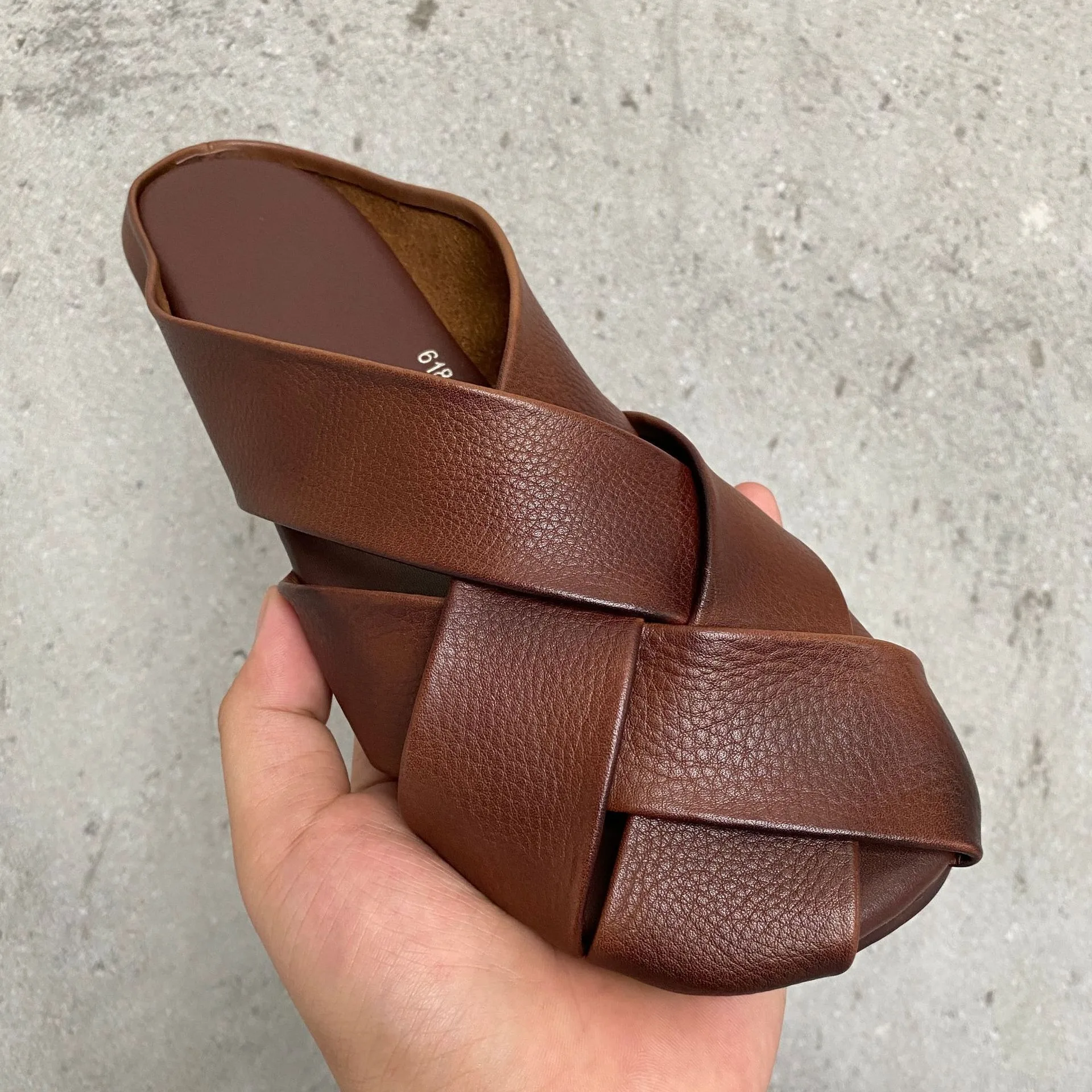 

Birkuir Retro Weave Outdoor Slippers Women Low Heel Beach Slippers Genuine Leather Cross Belt Soft Flats Slippers Luxury Sandals