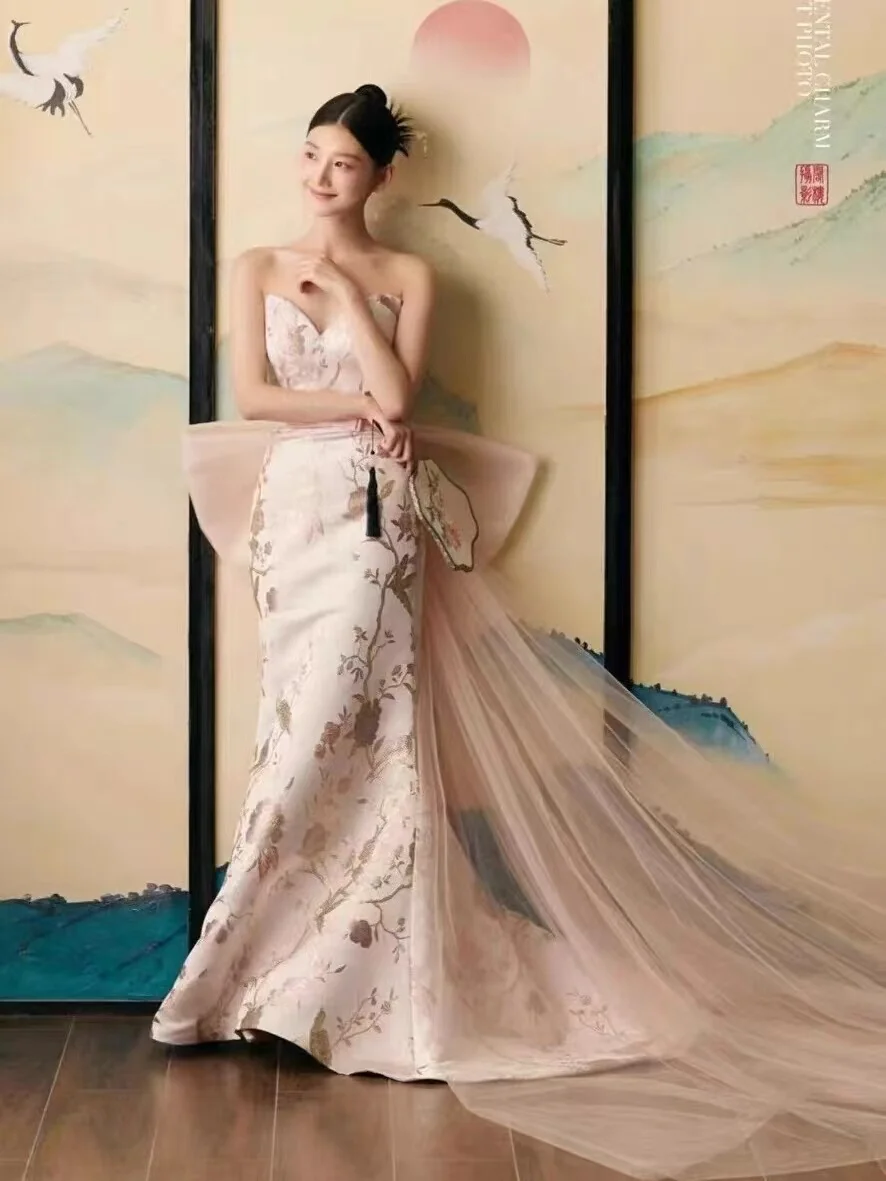 

Новое модное свадебное платье в китайском стиле из атласа, сшитое на заказ, для фотосессий, с силуэтом «рыбий хвост», элегантный национальный костюм