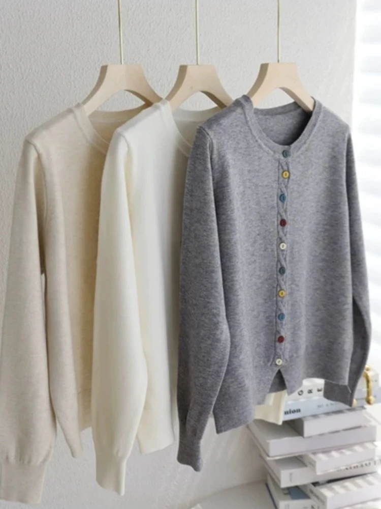 2026 Süßer Modischer Rundhals-Pullover für Damen Buntes Knopfdesign Langarm-Strickoberteil Neue Sanfte Lose Strickjacke