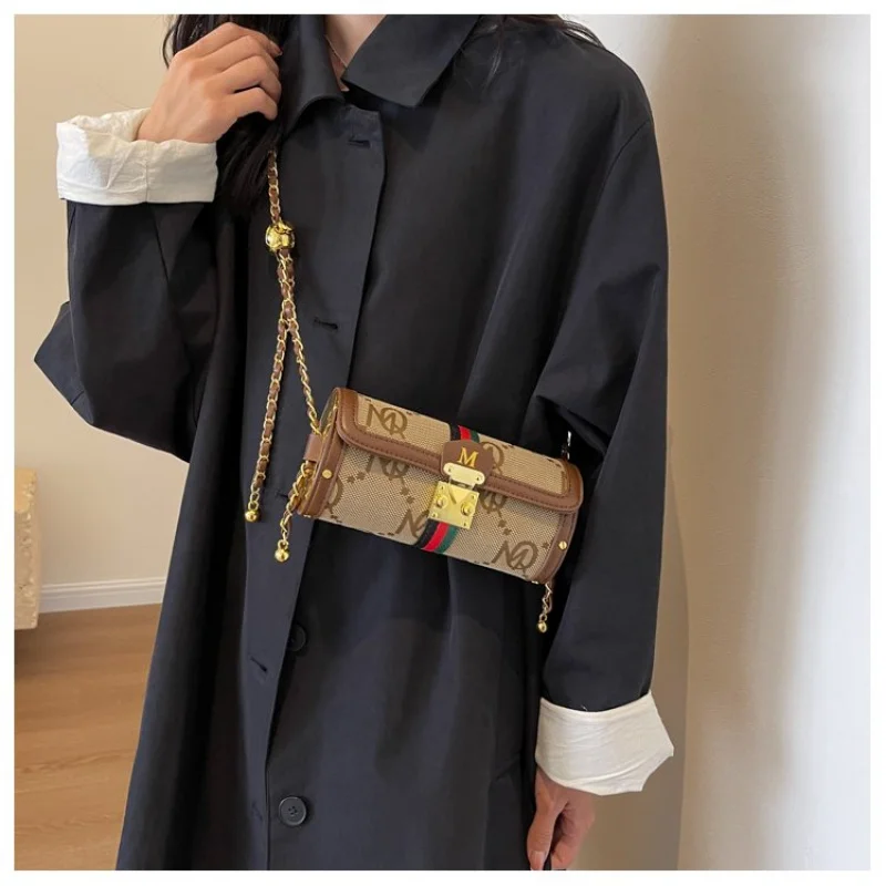 高級レザーで作られたハイエンドのレディース トートバッグ。高品質で有名な通勤スタイルを特徴としています。 ​