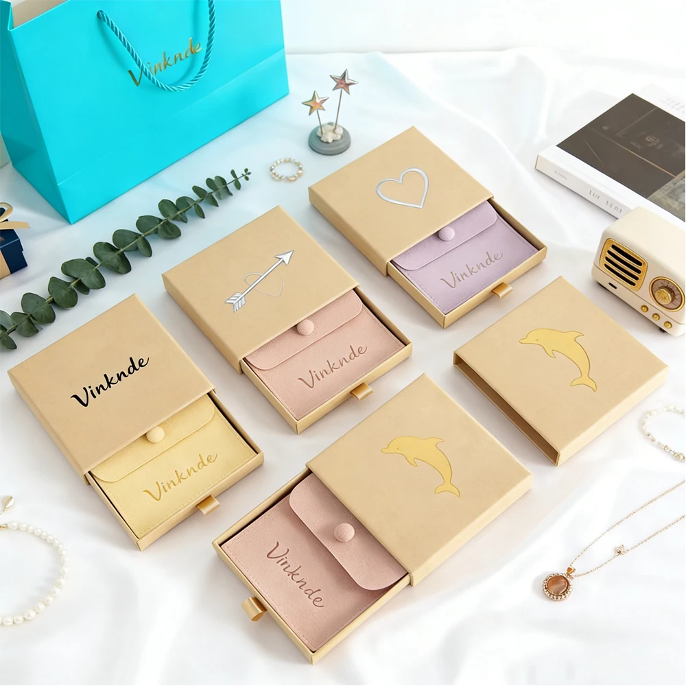 

Подарочная коробка из крафт-бумаги с логотипом на заказ, с микрофибровым мешочком на защелке, для хранения колец, серег, брошей, для бутика, свадебный подарок