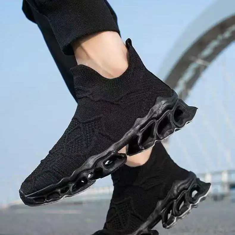 Men's Outdoor Casual Sneakers: A pair of lightweight, breathable fabric running shoes for men