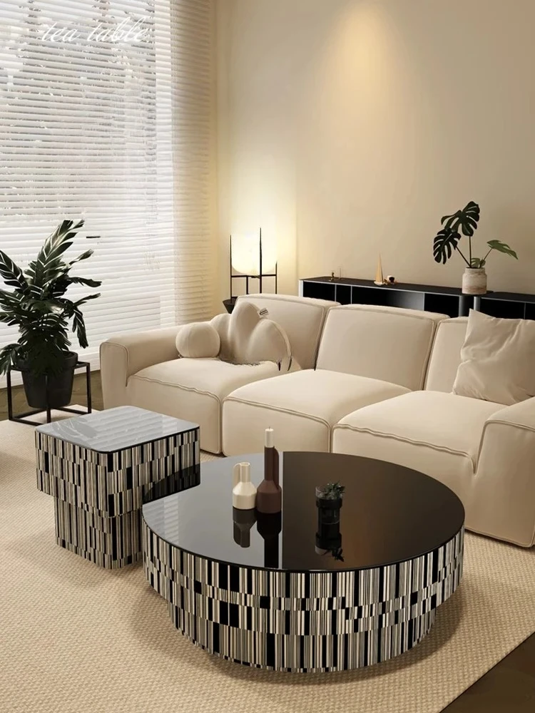 

Небольшая квартира, гостиная, бытовой журнальный столик, современный простой стеклянный светильник, роскошная элитная вилла, итальянский минимализм