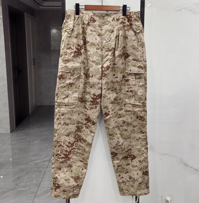 Kuweitański kamuflaż pustynny, mundur wojskowy, zawiera kurtkę i spodnie.