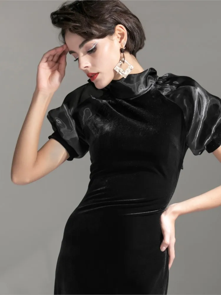 

A simple and velvet long dress with strong sense of design