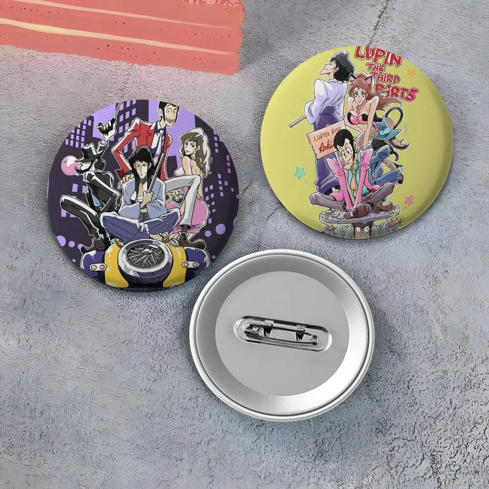 A-Arsene Lupin الشارات الثالثة شارة مستديرة رائعة دبابيس دبابيس الإبداعية للملابس قبعة ظهره هدية اكسسوارات