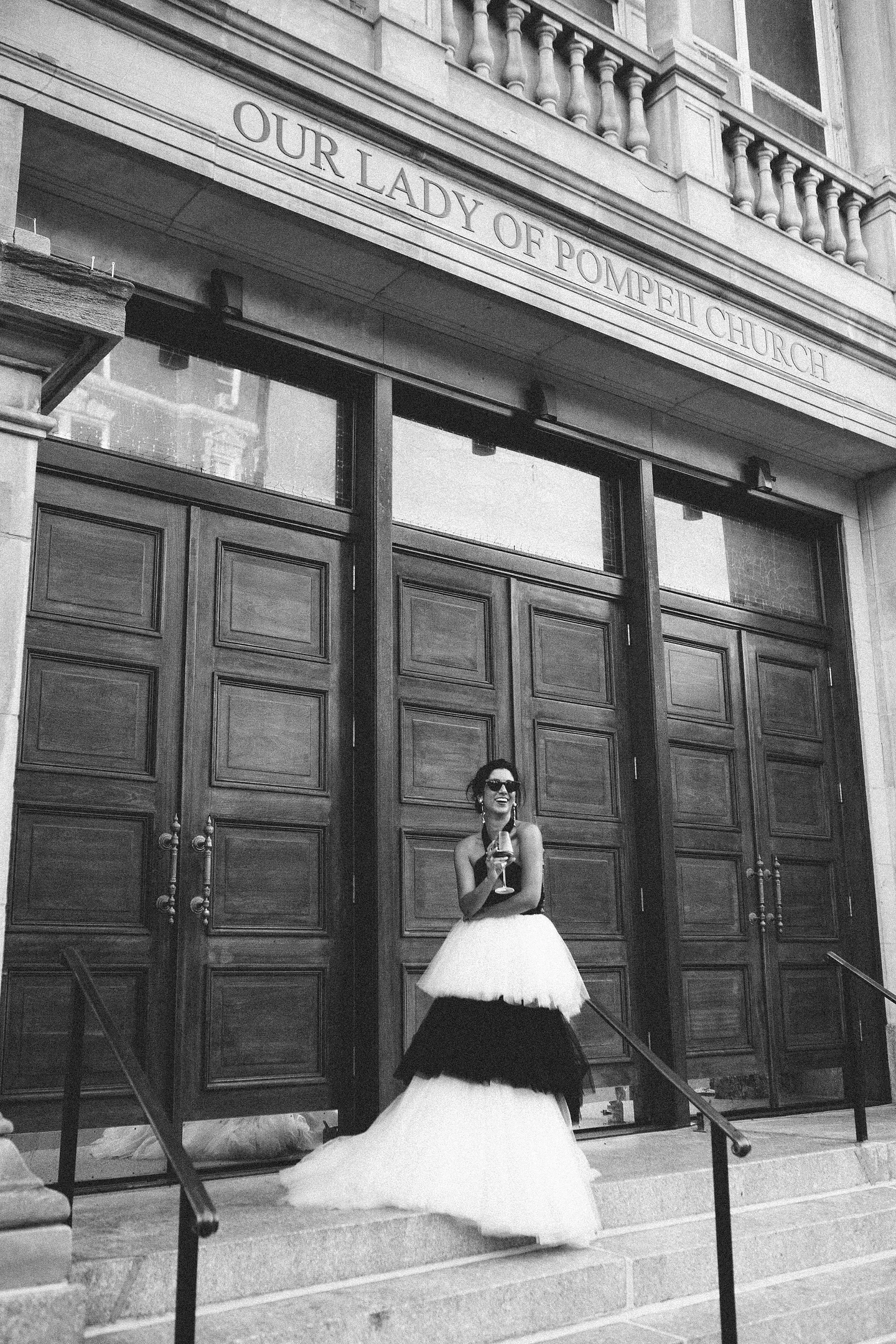 Sexy preto branco vestido de baile babados exuberante vestidos de noite longos halter sem costas fora do ombro uma linha vestido de festa tule em camadas