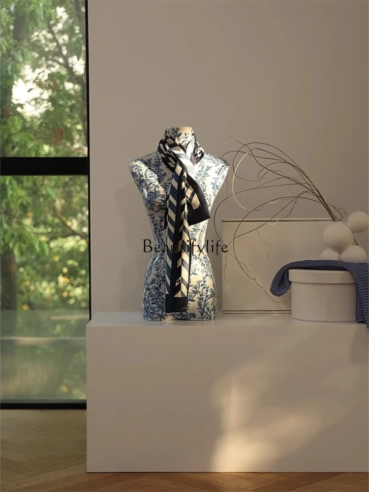 Blue and white porcelain artistic portrait sculpture ceramic desktop creative floor ornament